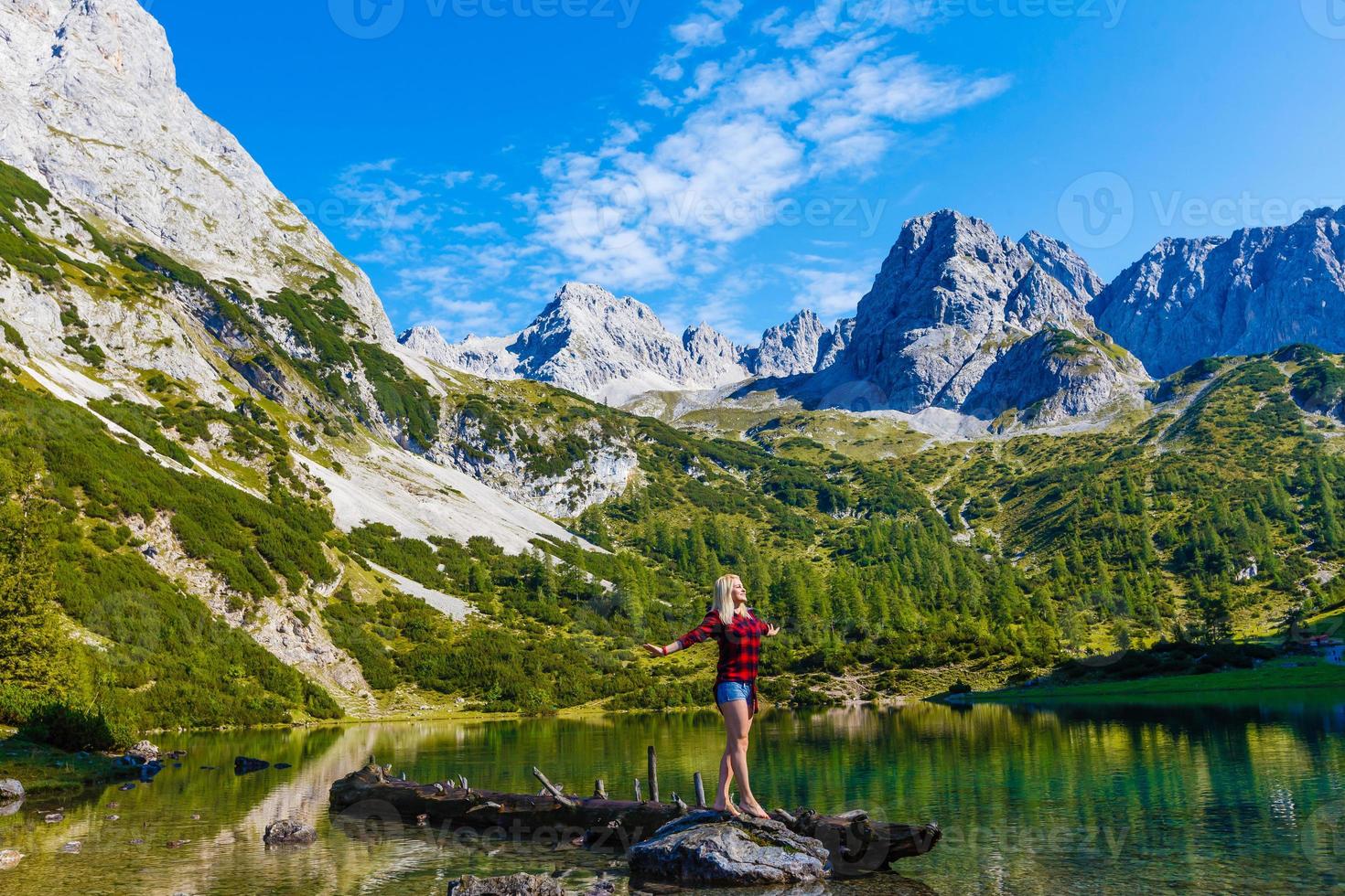 mujer disfrutando belleza de naturaleza mirando a montaña. aventuras viajar, Europa. mujer soportes en antecedentes con Alpes. foto