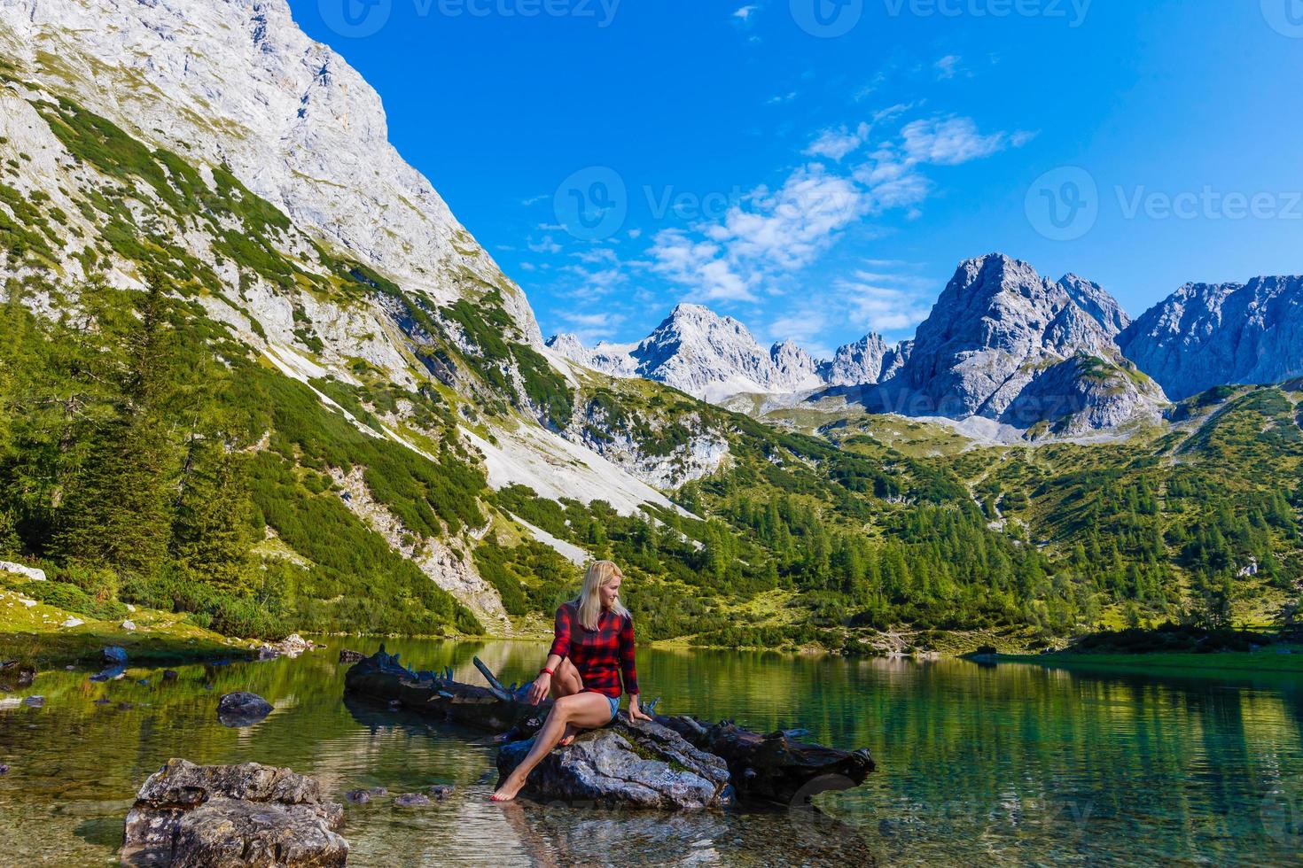 mujer disfrutando belleza de naturaleza mirando a montaña. aventuras viajar, Europa. mujer soportes en antecedentes con Alpes. foto