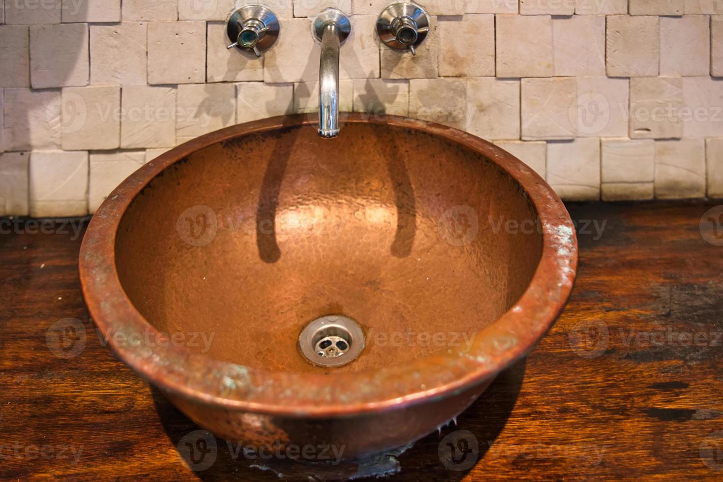 antiguo Clásico cobre lavabo a el takamaka Ron destilería foto