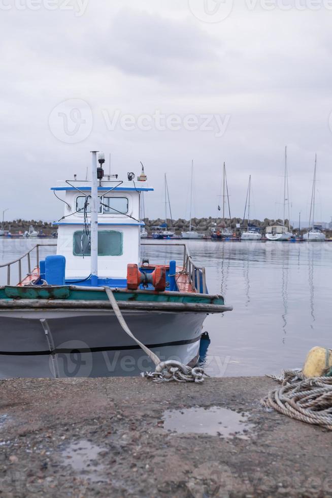 el nublado tarde a el pescar muelle foto