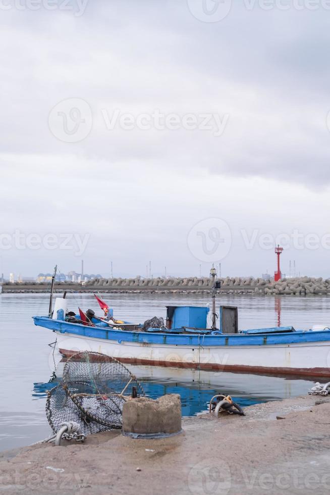 el nublado tarde a el pescar muelle foto