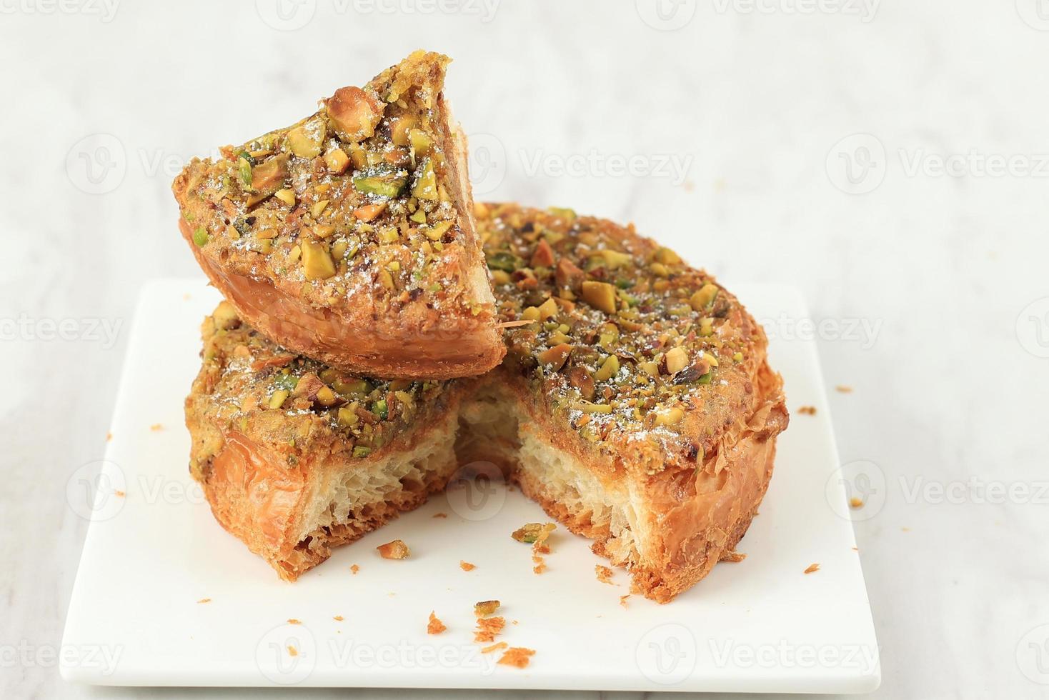 kouign aman, dulce bretón pastel con Cortado pistacho foto