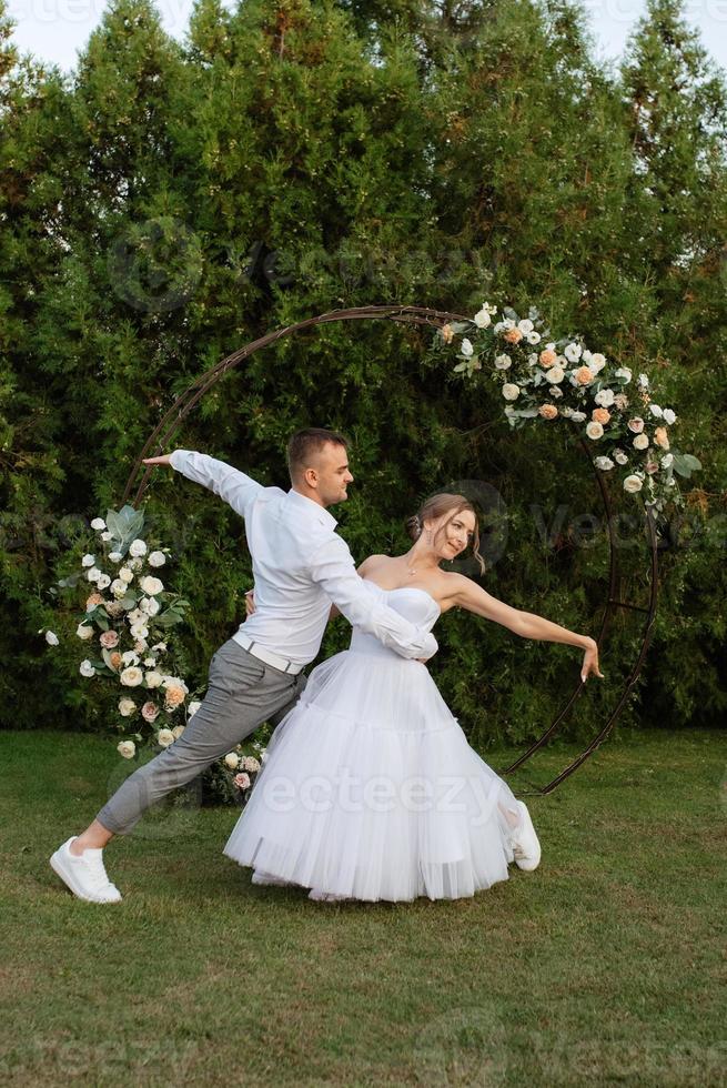 el primero danza de el novio y novia en un corto Boda vestir en un verde prado foto