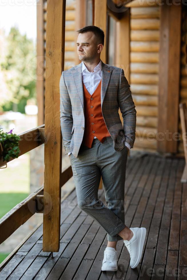 de novio en un gris traje y naranja chaleco 20933109 Foto de stock en Vecteezy