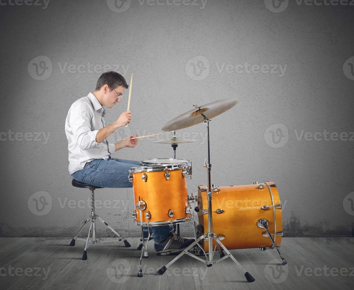 hombre tocando la batería foto