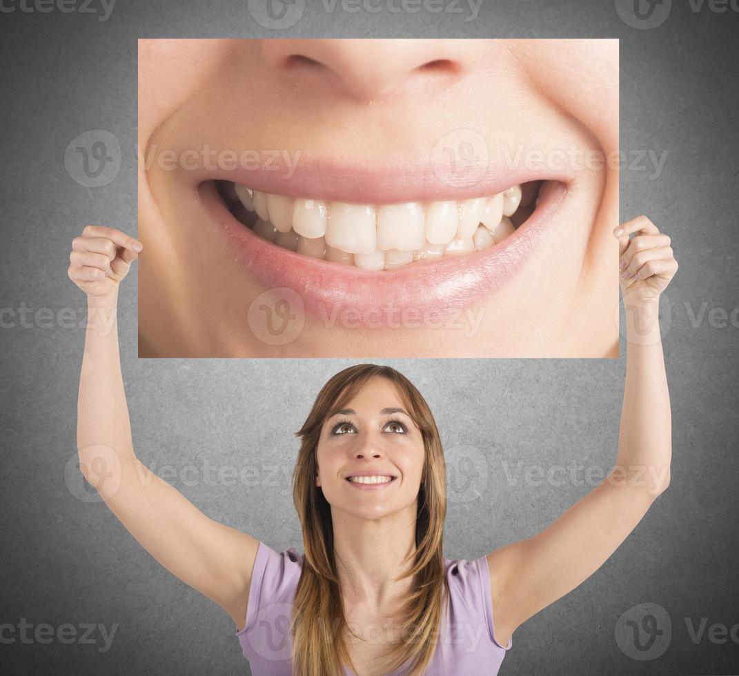 mujer con un sonrisa cartelera foto