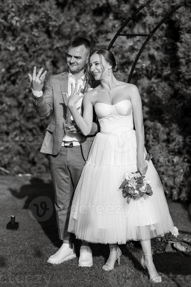 Boda ceremonia de el recién casados en el claro foto