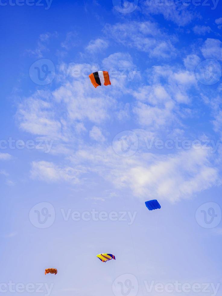 vistoso cometas volador en contra el Ventoso clima es pasatiempo en frente de patio un azul cielo a cometa festival en satun , Tailandia foto