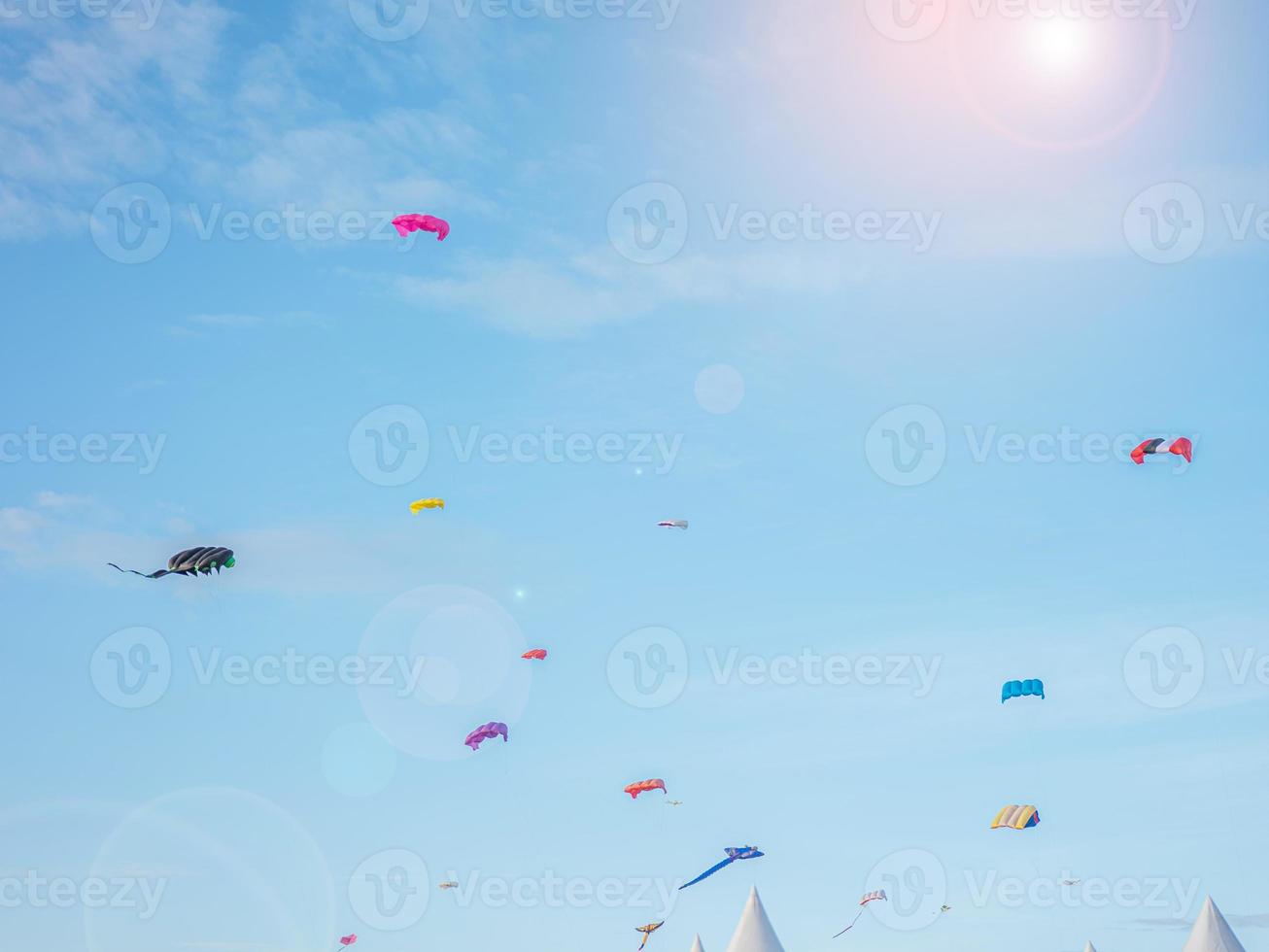 vistoso cometas volador en contra el Ventoso clima es pasatiempo en frente de patio un azul cielo a cometa festival en satun , Tailandia foto