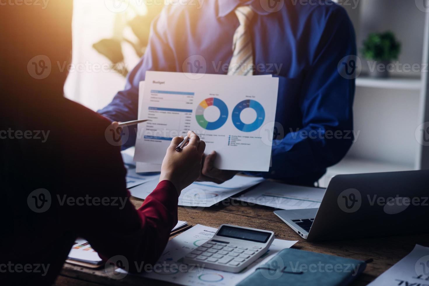 los analistas financieros analizan los informes financieros de negocios en un proyecto de inversión de planificación de tabletas digitales durante una discusión en una reunión de empresas que muestran los resultados de su exitoso trabajo en equipo. foto