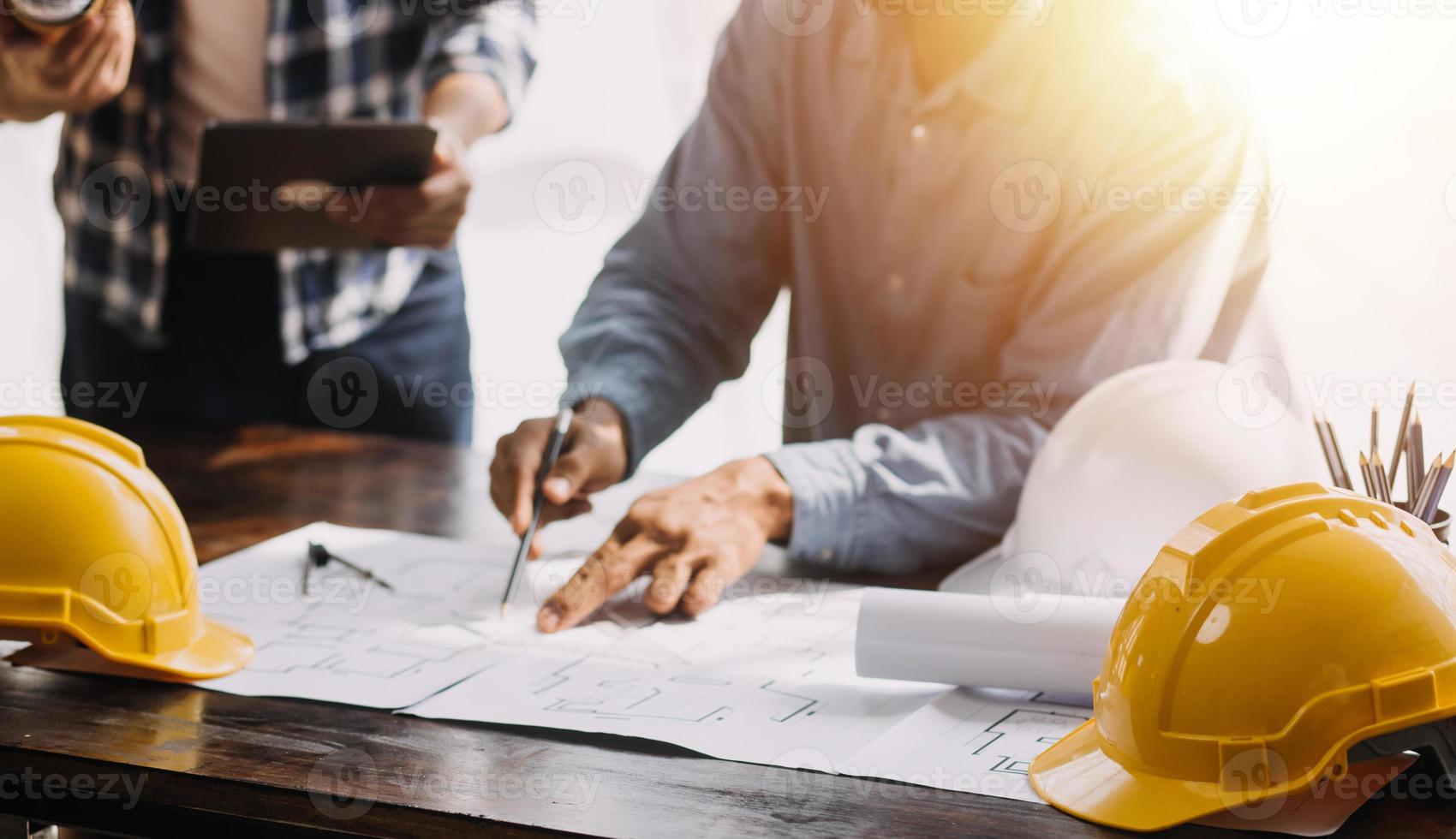 concepto de construcción y estructura de reunión de ingenieros o arquitectos para el proyecto que trabaja con socios y herramientas de ingeniería en la construcción de modelos y planos en el lugar de trabajo, contrato para ambas empresas. foto