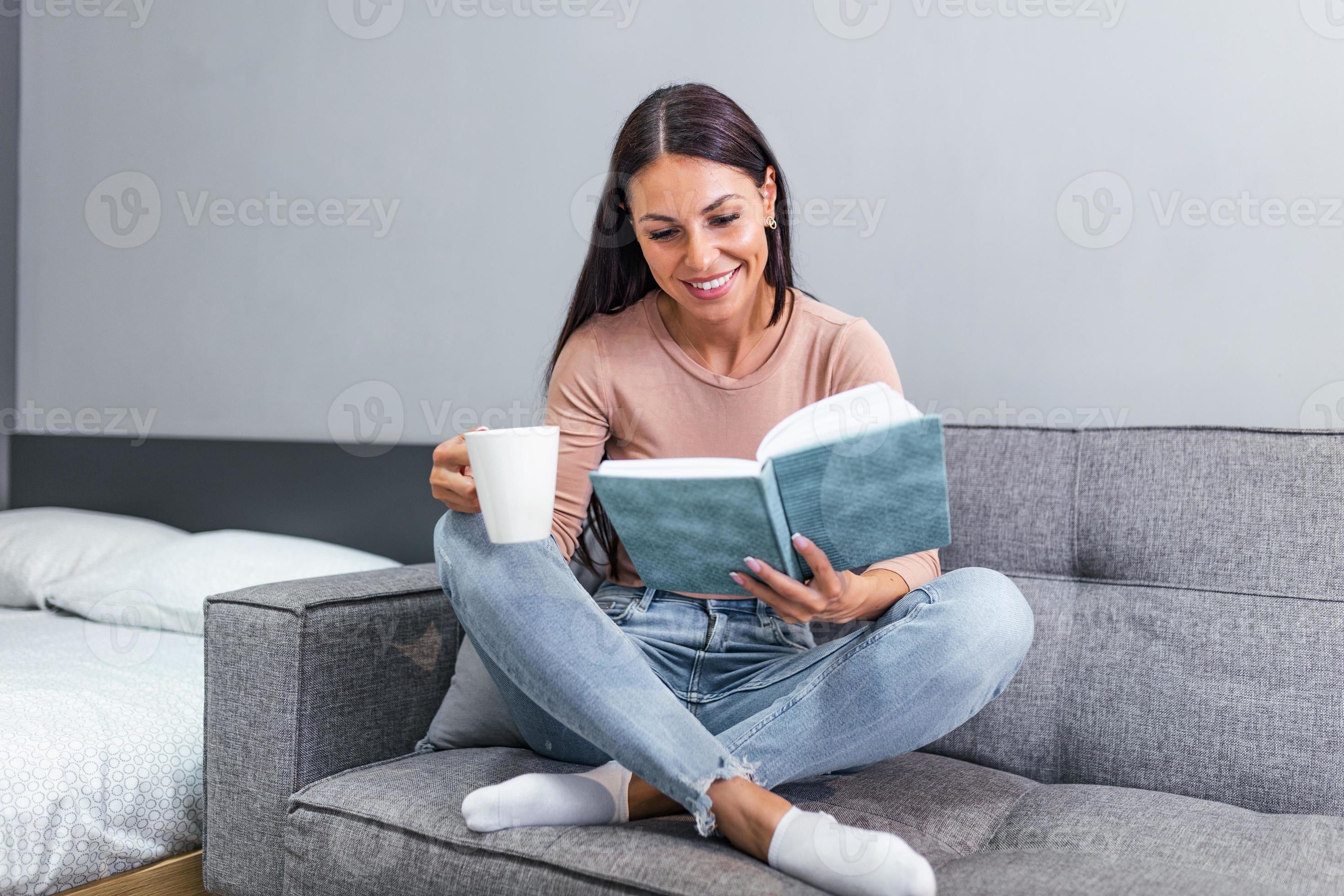 Bonita niña de 8-9 años se encuentra en la cama, leyendo el libro.  Comodidad, concepto de hogar acogedor. Estilo de vida Fotografía de stock -  Alamy