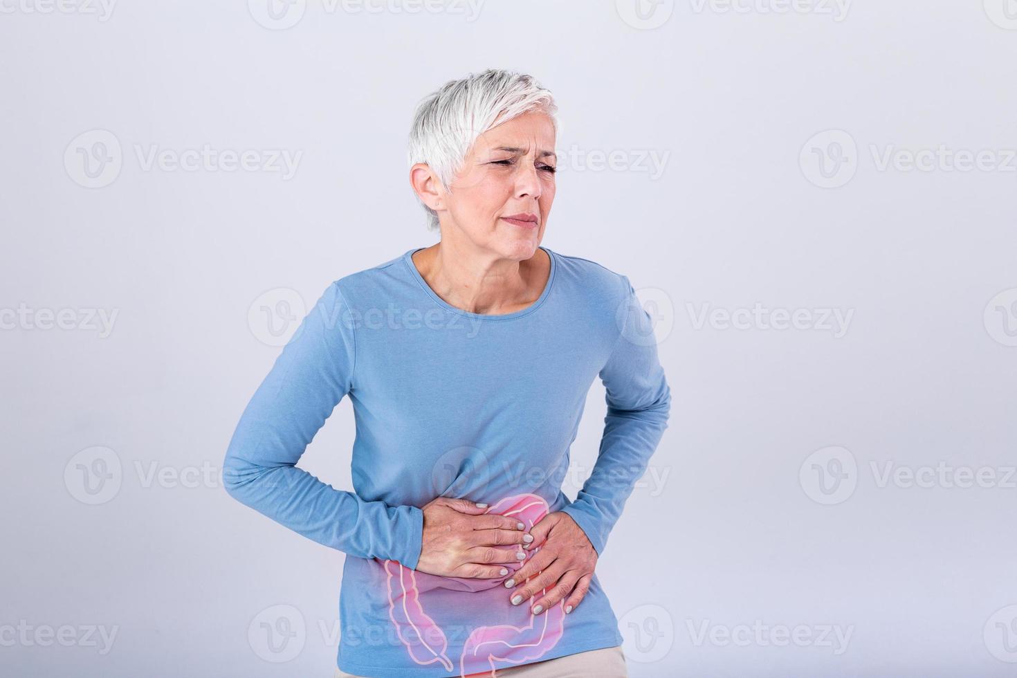 el foto de grande intestino es en el mayor mujer cuerpo en contra gris fondo, personas con estómago dolor problema concepto, hembra anatomía