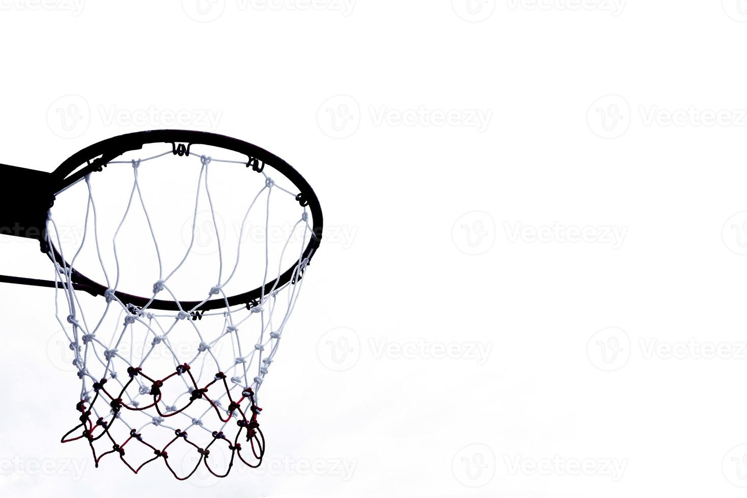 baloncesto aro visto desde abajo en blanco fondo, un ver de un baloncesto aro desde abajo foto