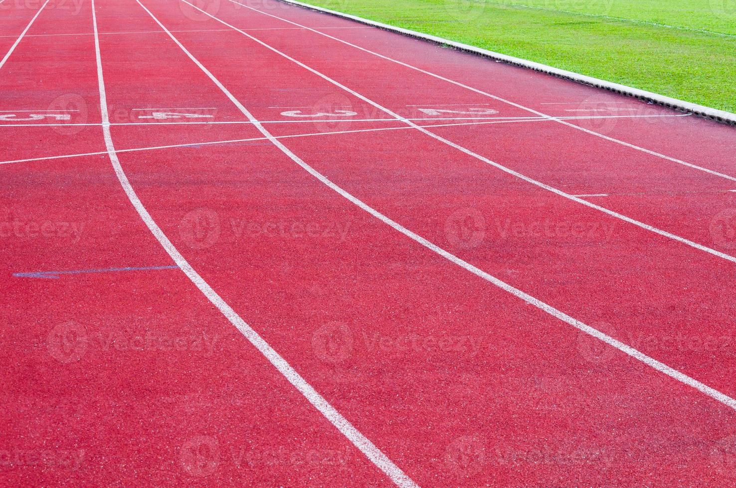 corriendo pista y verde hierba, directa atletismo corriendo pista a deporte estadio foto