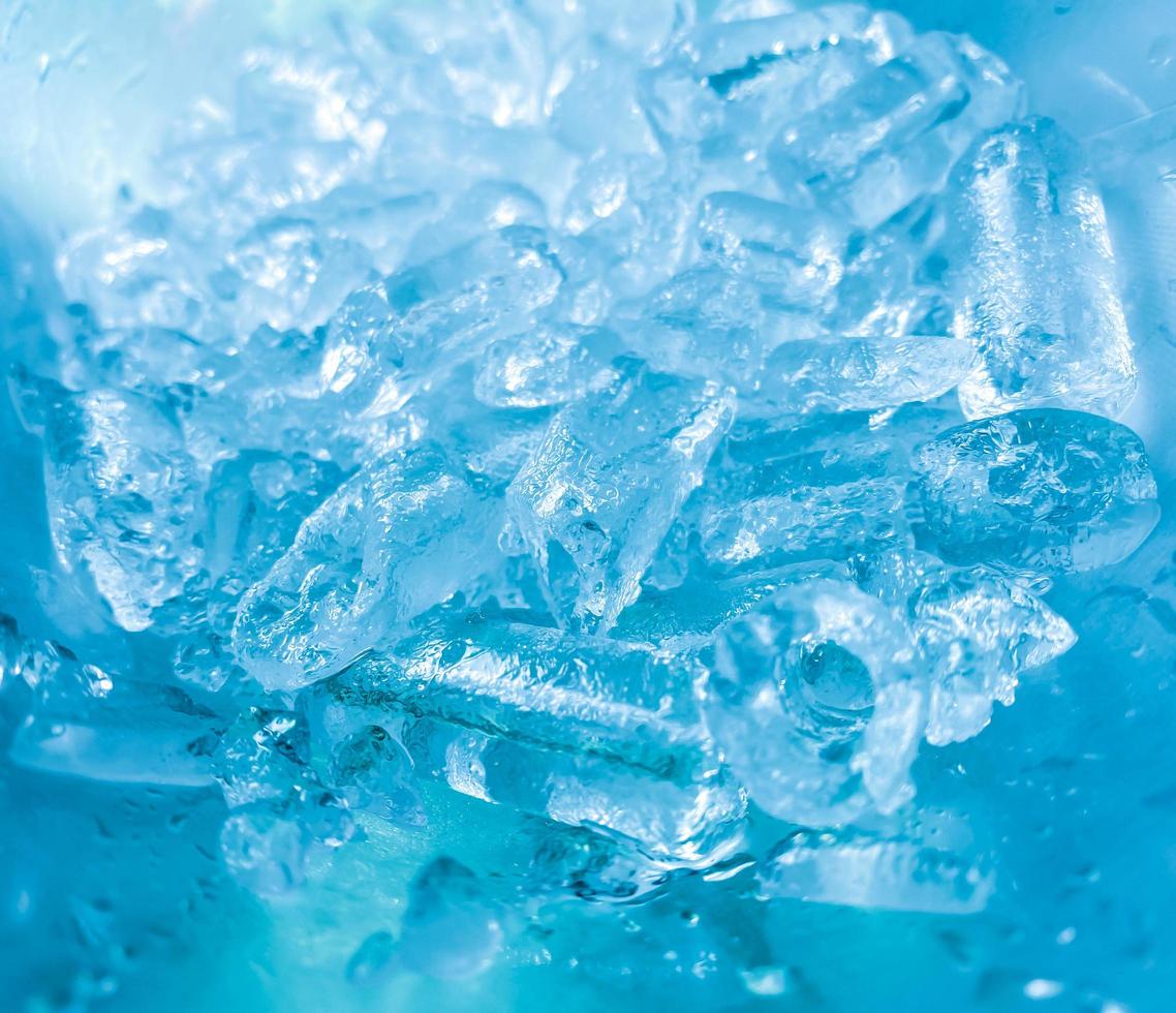 fondo de cubitos de hielo, textura de cubitos de hielo o fondo me hace sentir fresco y bien, en el verano, el hielo y las bebidas frías nos harán sentir relajados, hechos para el negocio de bebidas o refrescos. foto