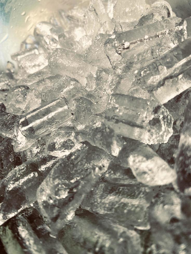 fondo de cubitos de hielo, textura de cubitos de hielo o fondo me hace sentir fresco y bien, en el verano, el hielo y las bebidas frías nos harán sentir relajados, hechos para el negocio de bebidas o refrescos. foto