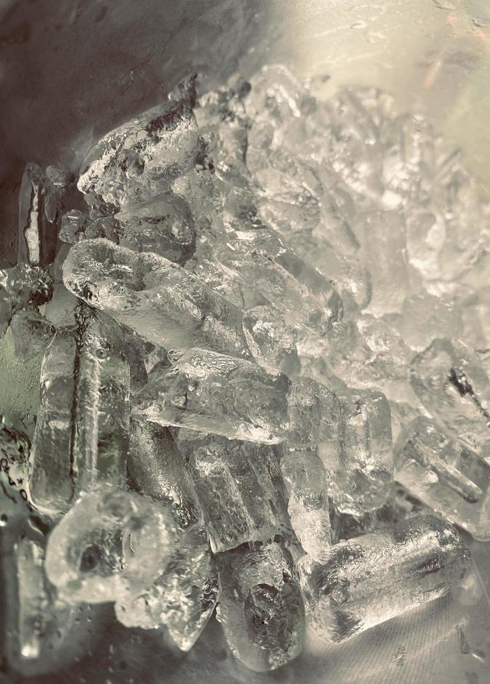 fondo de cubitos de hielo, textura de cubitos de hielo o fondo me hace sentir fresco y bien, en el verano, el hielo y las bebidas frías nos harán sentir relajados, hechos para el negocio de bebidas o refrescos. foto