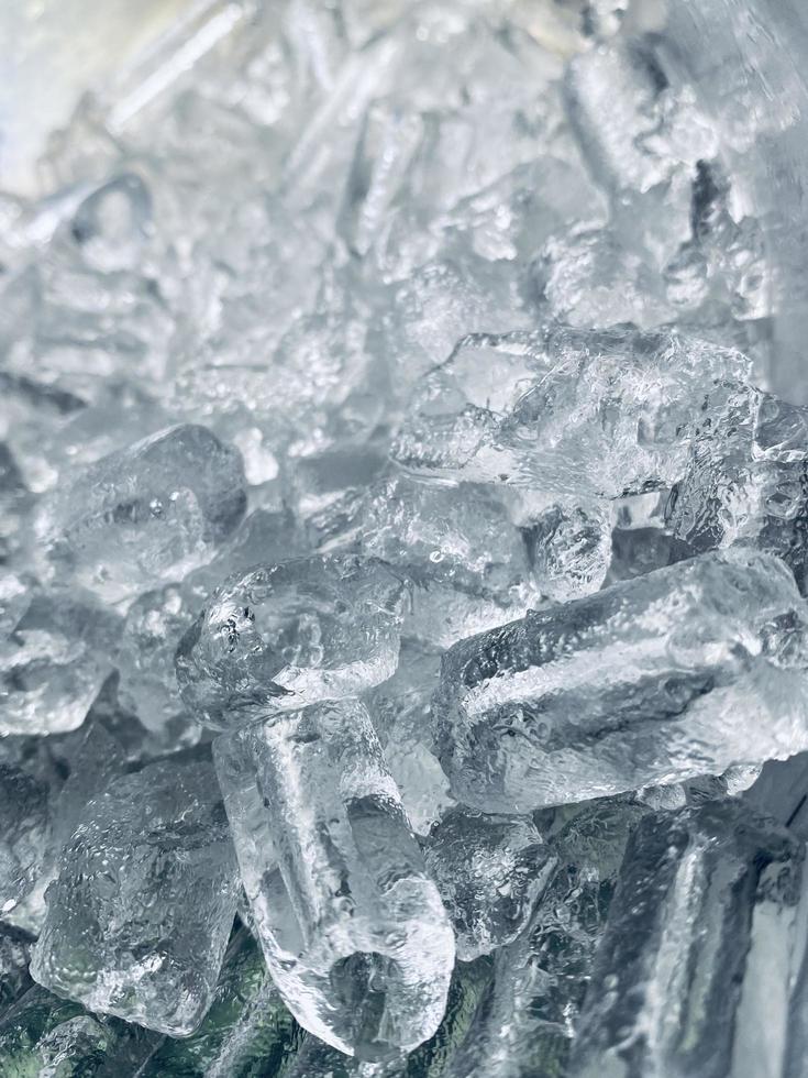 fondo de cubitos de hielo, textura de cubitos de hielo o fondo me hace sentir fresco y bien, en el verano, el hielo y las bebidas frías nos harán sentir relajados, hechos para el negocio de bebidas o refrescos. foto