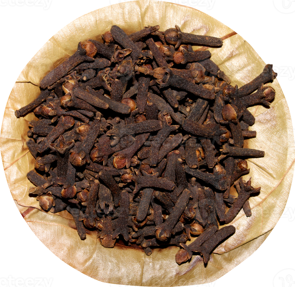 Dried Cloves in the Leaf Plate. png
