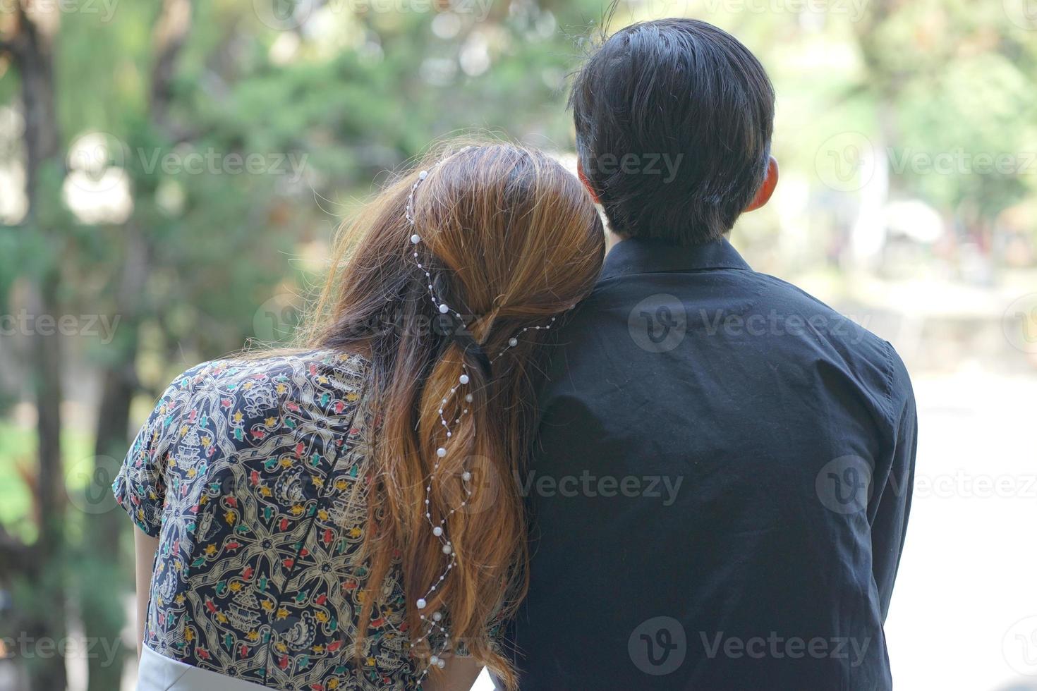 Pareja sentado juntos, mujer propensión en del hombre hombro, mujer con elegante pelo foto