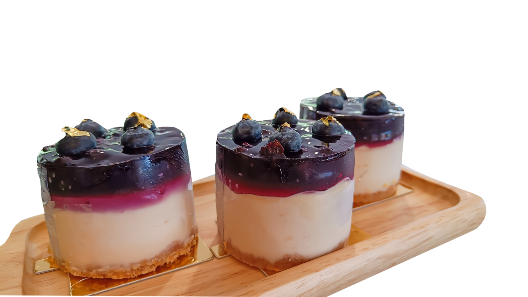 cheesecake med svart vinbär och blåbär sås på trä- tallrik på en transparent bakgrund png