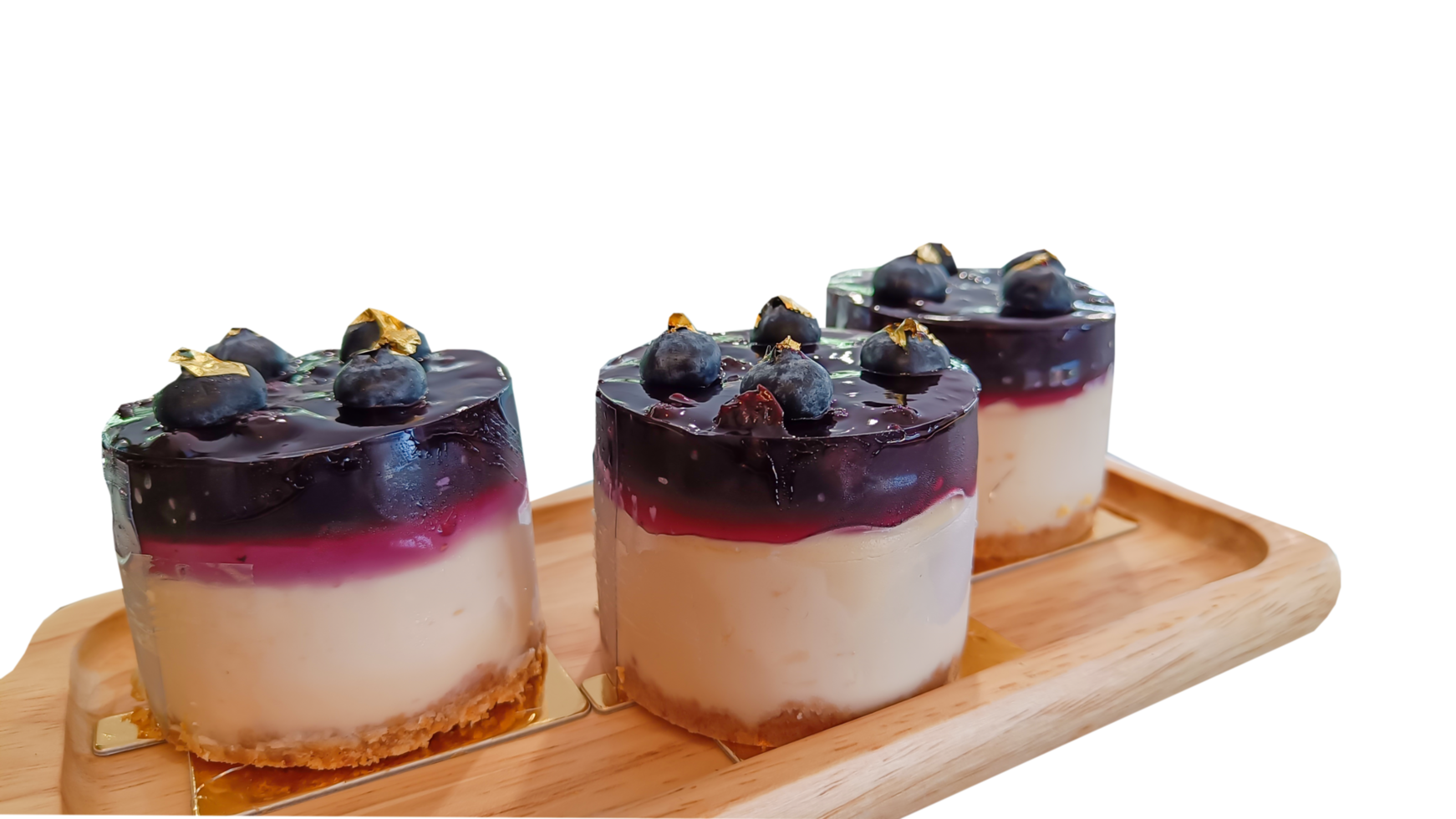 cheesecake avec noir groseille et myrtille sauce sur en bois assiette sur une transparent Contexte png