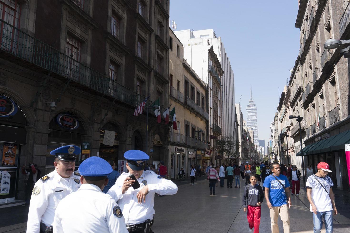 ciudad de méxico, méxico - 5 de noviembre de 2017 - gente en el mercado callejero de la ciudad foto