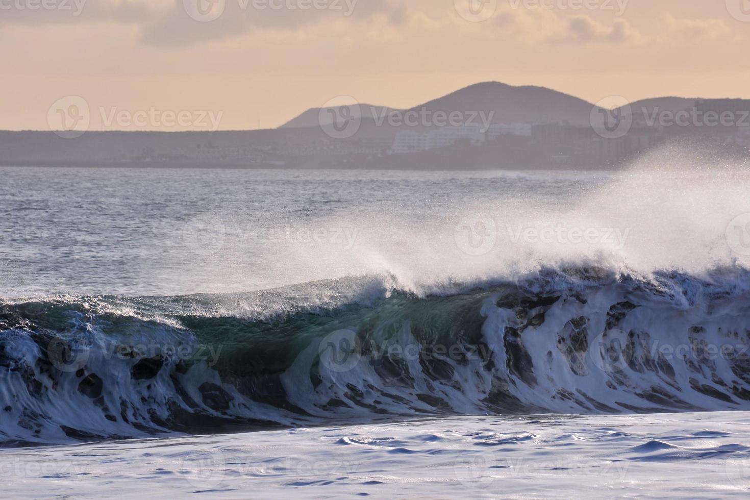 enormes olas del mar foto