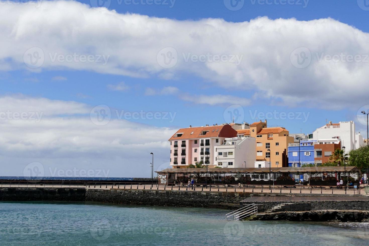 ciudad en la costa foto