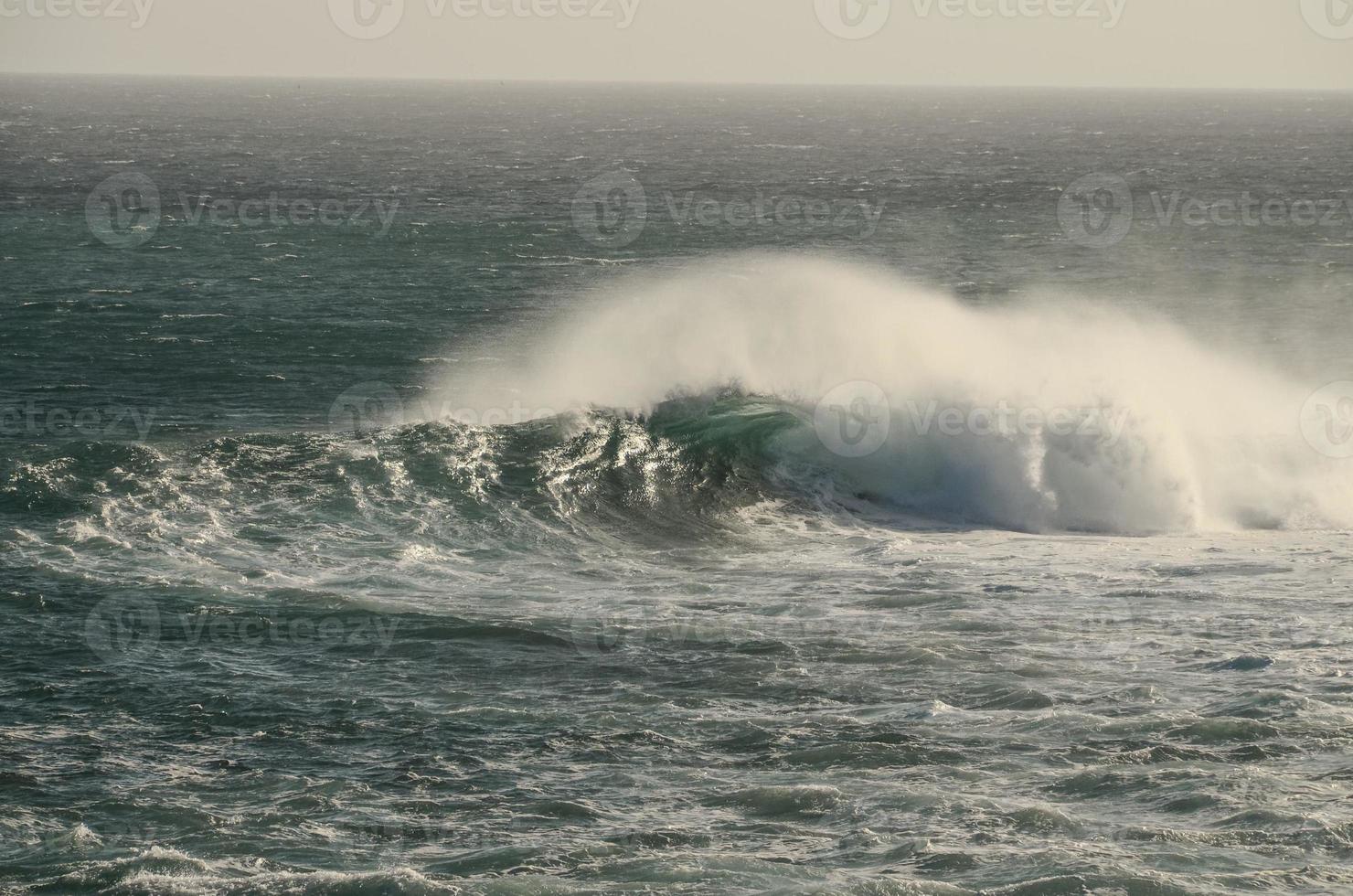 enormes olas del mar foto