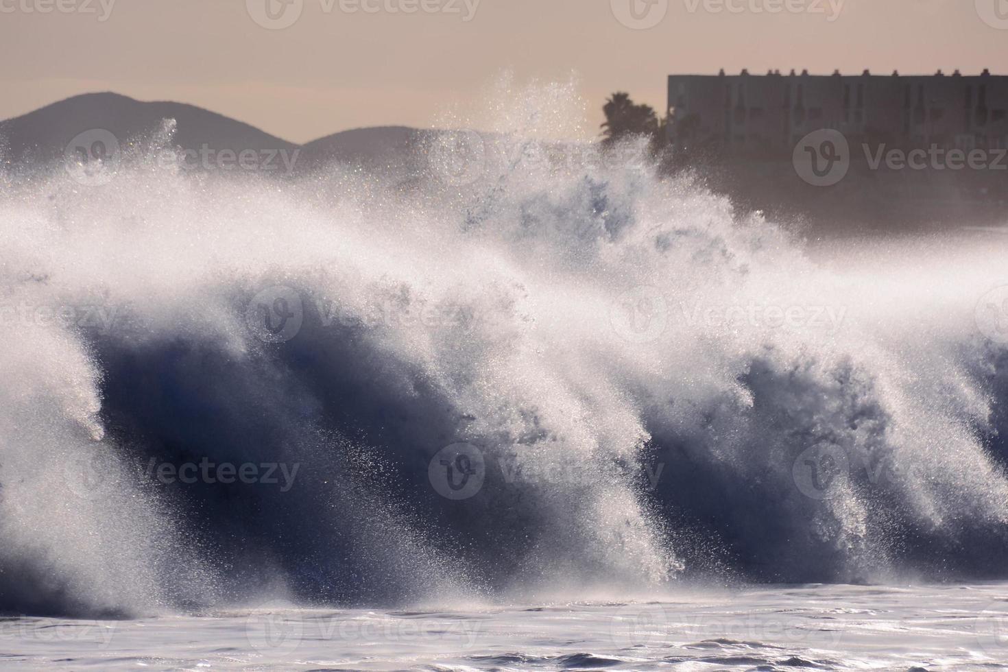 enormes olas del mar foto