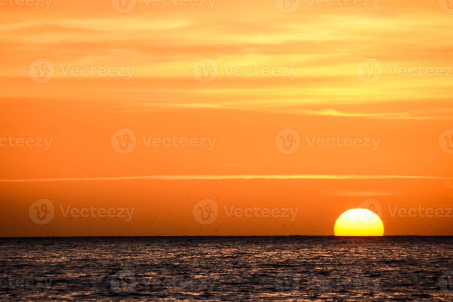 puesta de sol sobre el mar foto