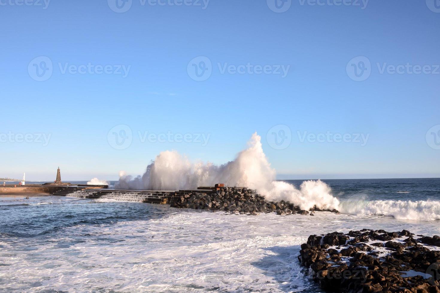 enorme mar olas estrellarse en el apuntalar foto