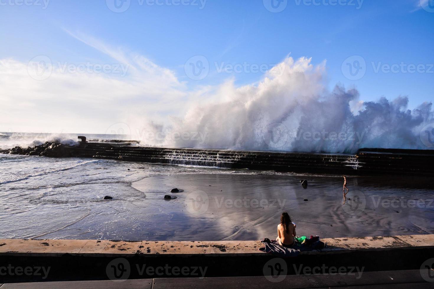 enormes olas del mar foto