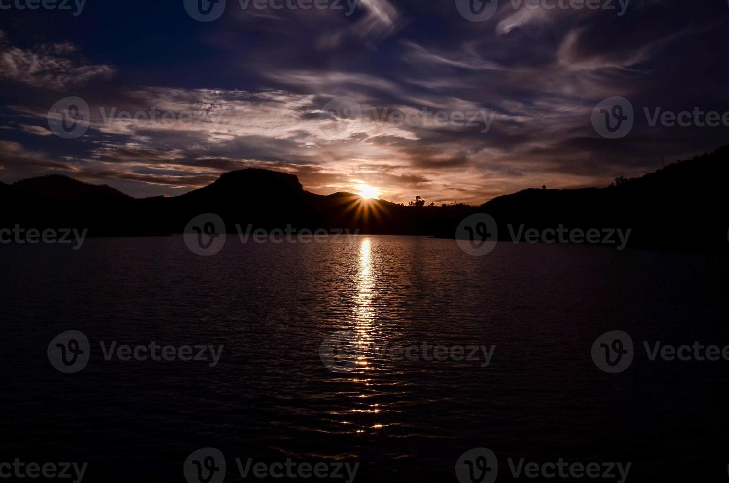 puesta de sol sobre el mar foto