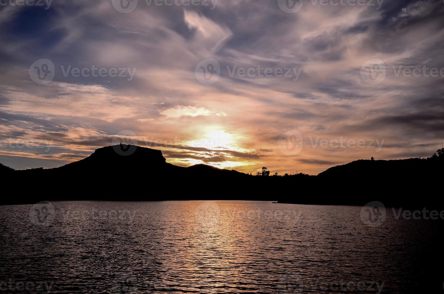 puesta de sol sobre el mar foto