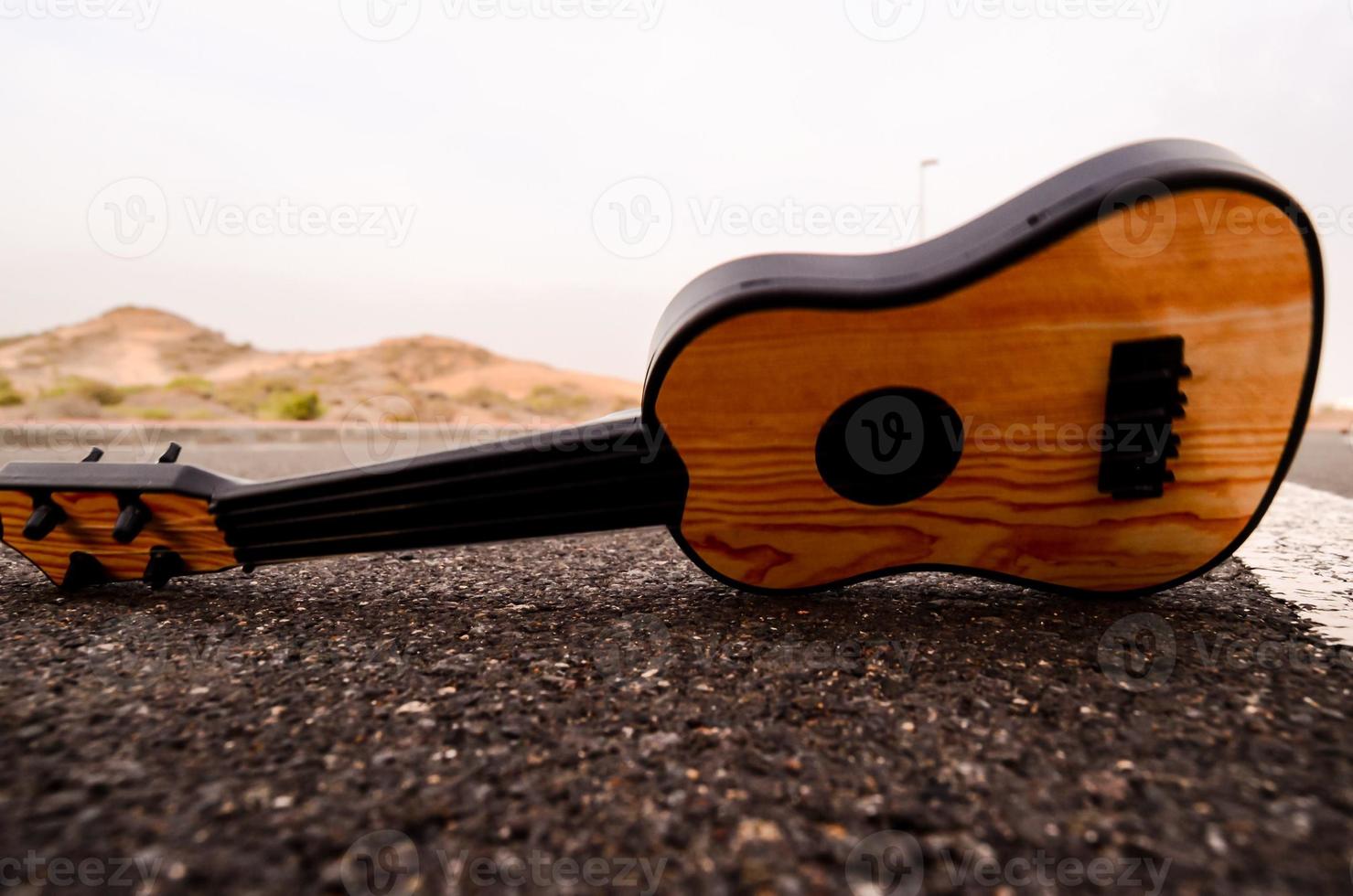 guitarra en el la carretera foto