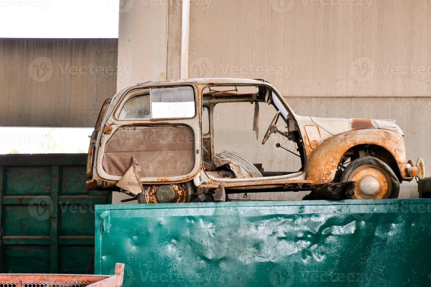 Rusty old car photo