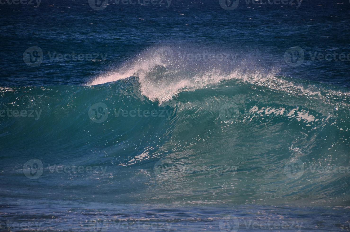 enormes olas del mar foto