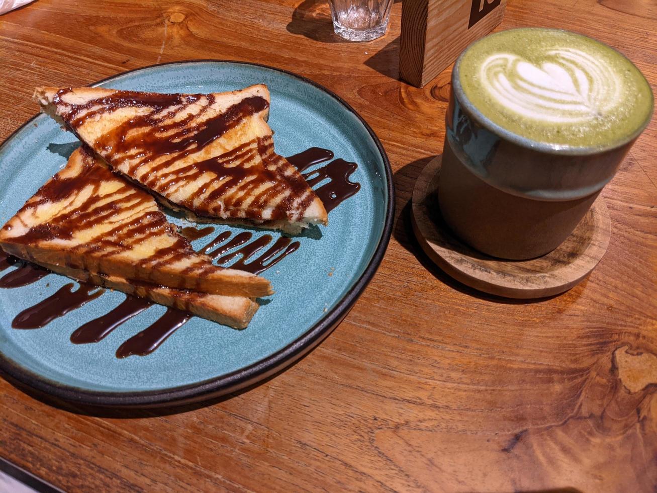 cerca arriba foto de asado un pan con marrón azúcar y chocolate mermelada. el foto es adecuado a utilizar para comida fondo, póster y comida contenido medios de comunicación.