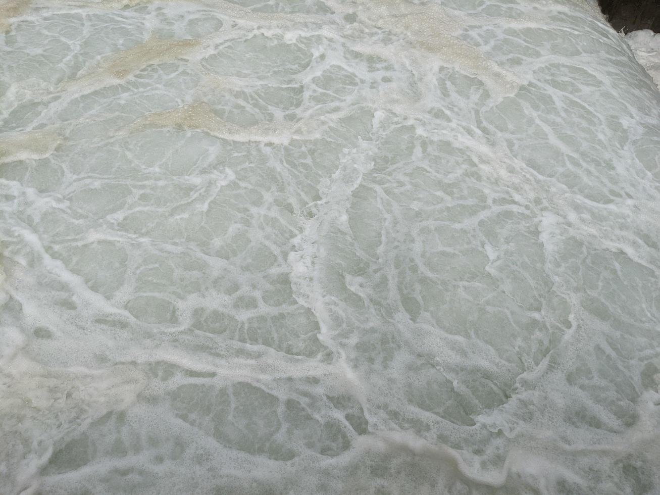textura y superficie de Agua de mar otoño en el poder planta con espumoso en el desagüe. el foto es adecuado a utilizar para industria fondo, ambiente póster y naturaleza contenido.