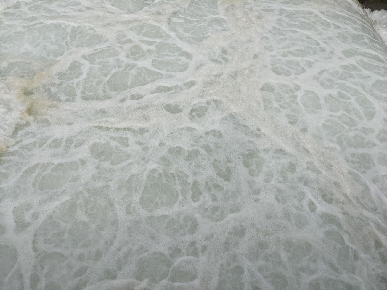 textura y superficie de Agua de mar otoño en el poder planta con espumoso en el desagüe. el foto es adecuado a utilizar para industria fondo, ambiente póster y naturaleza contenido.