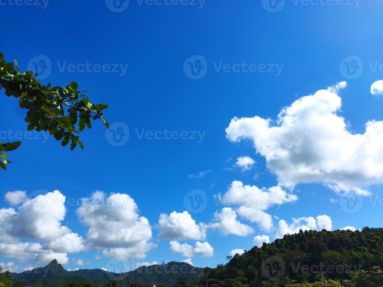 cielo azul y nubes foto