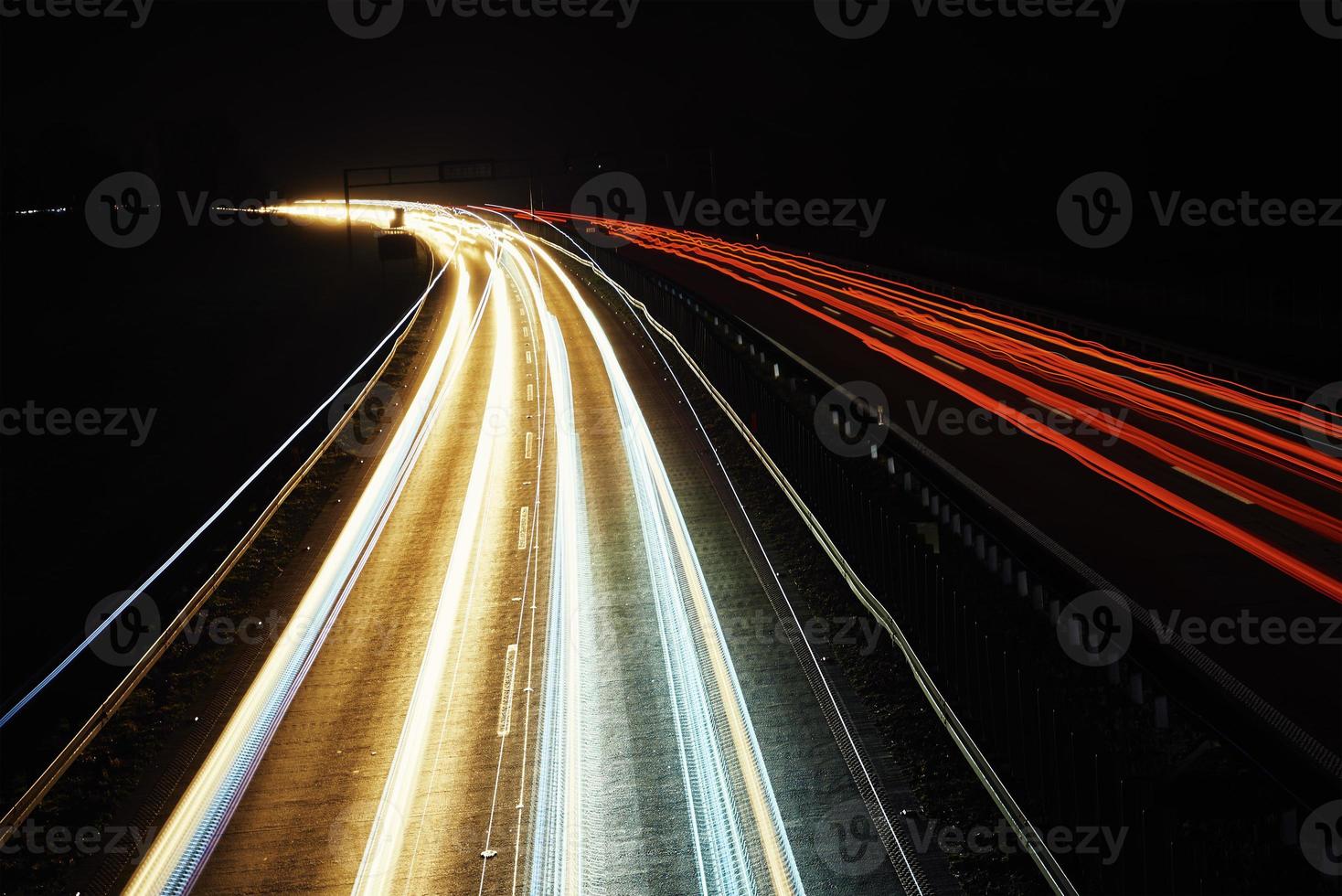 Moviente coche luces en autopista a noche, largo exposición foto