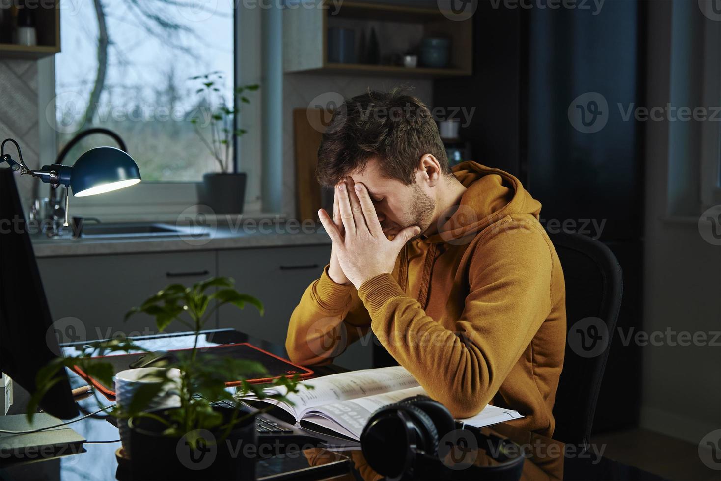 hombre trabajando tarde remotamente a hogar foto