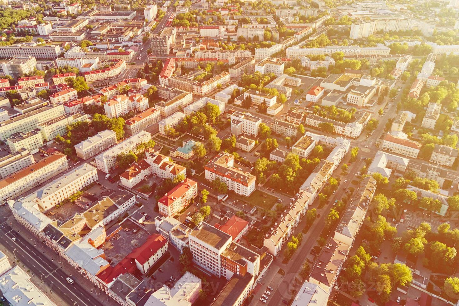 vista aérea del distrito residencial de la ciudad al atardecer foto