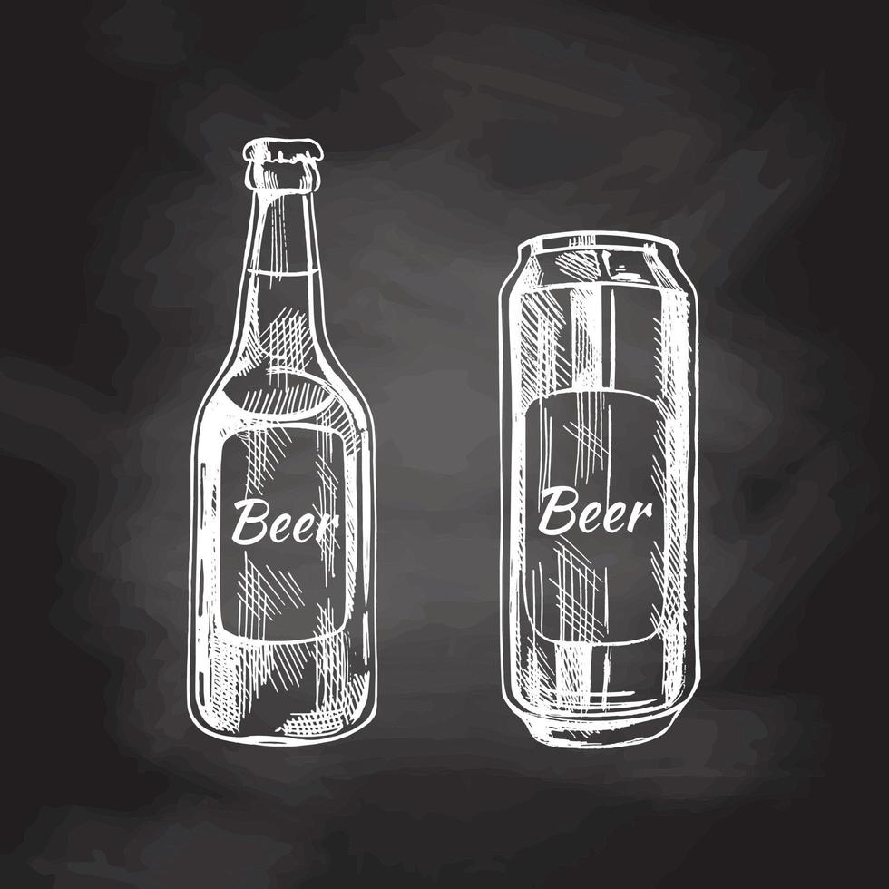 dibujado a mano bosquejo de cerveza lata y botella aislado en pizarra fondo, blanco dibujo. vector Clásico grabado ilustración.