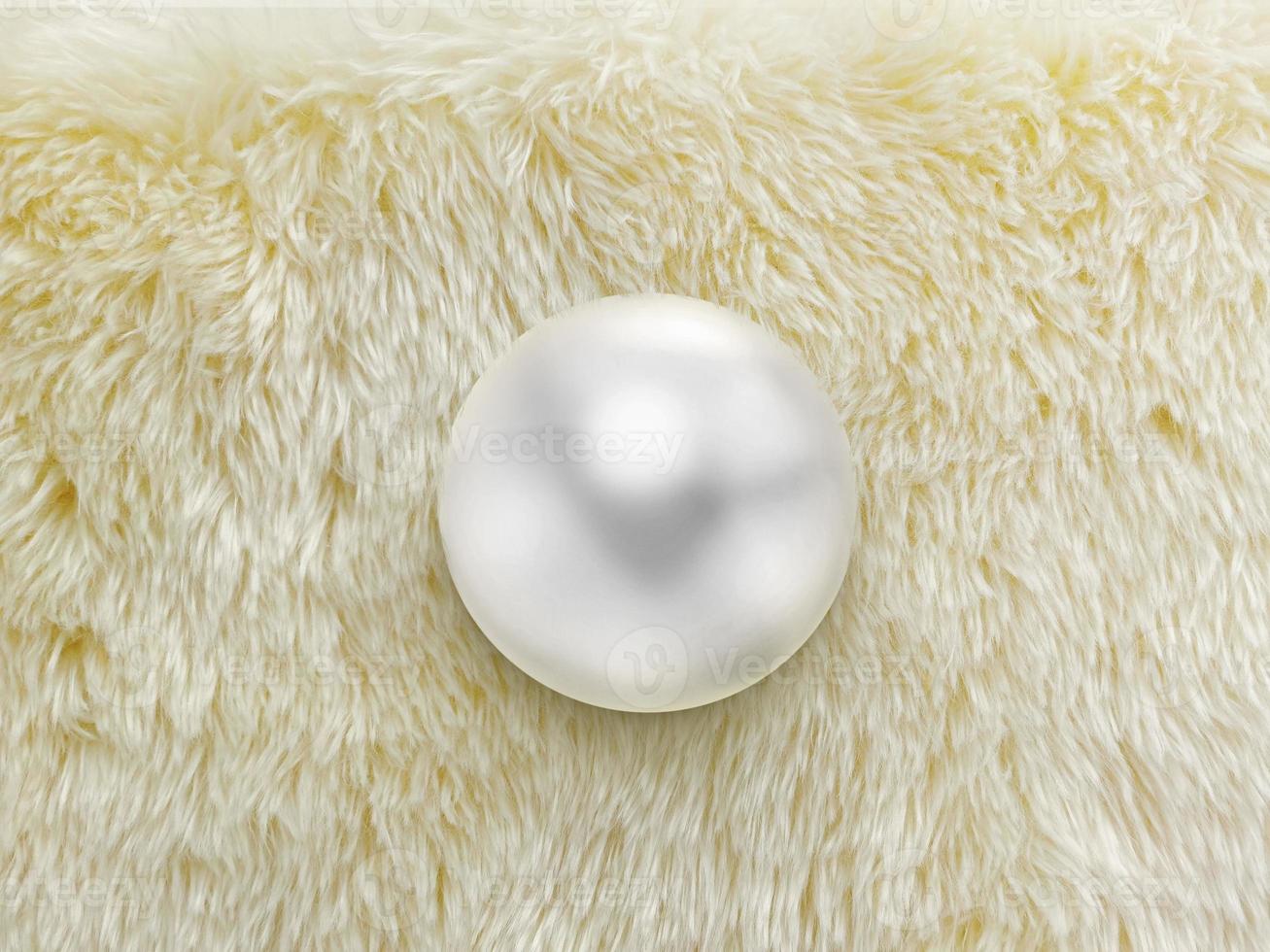 un hermosa perla en un falso piel antecedentes. foto