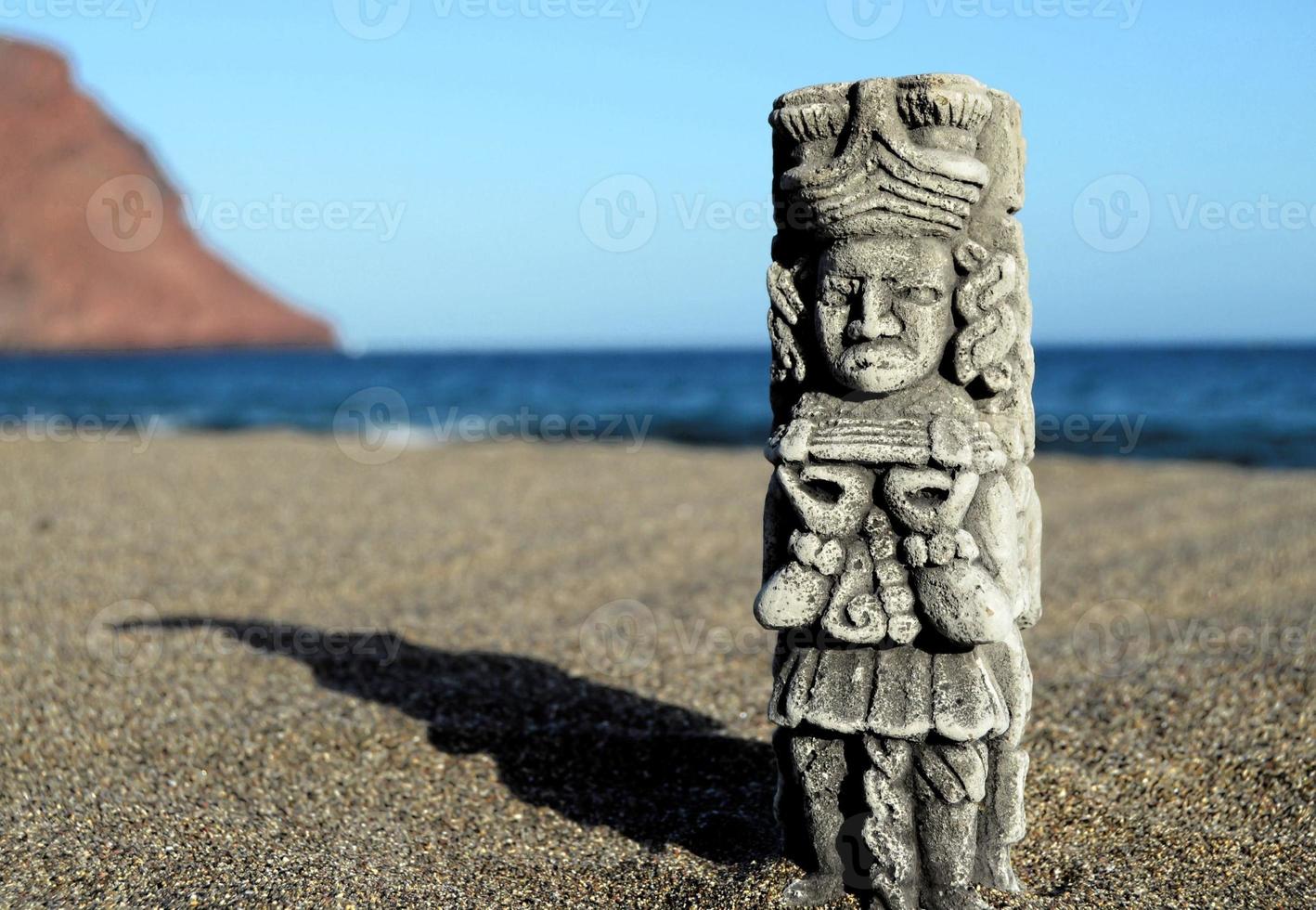 pequeña estatua en la arena foto